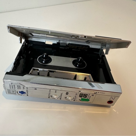 Aiwa HS-U07 Cassette Player Walkman With Stereo Cassette Working - Picture 9 of 14